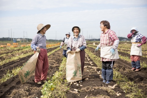 さつまいも掘りの時の農家さんの笑顔